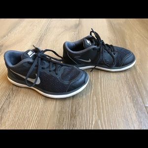Girl’s NIKE Flex size 1